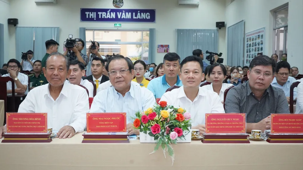 Các đại biểu tham dự chương trình den-tren-bien-tien-giang-13.jpg