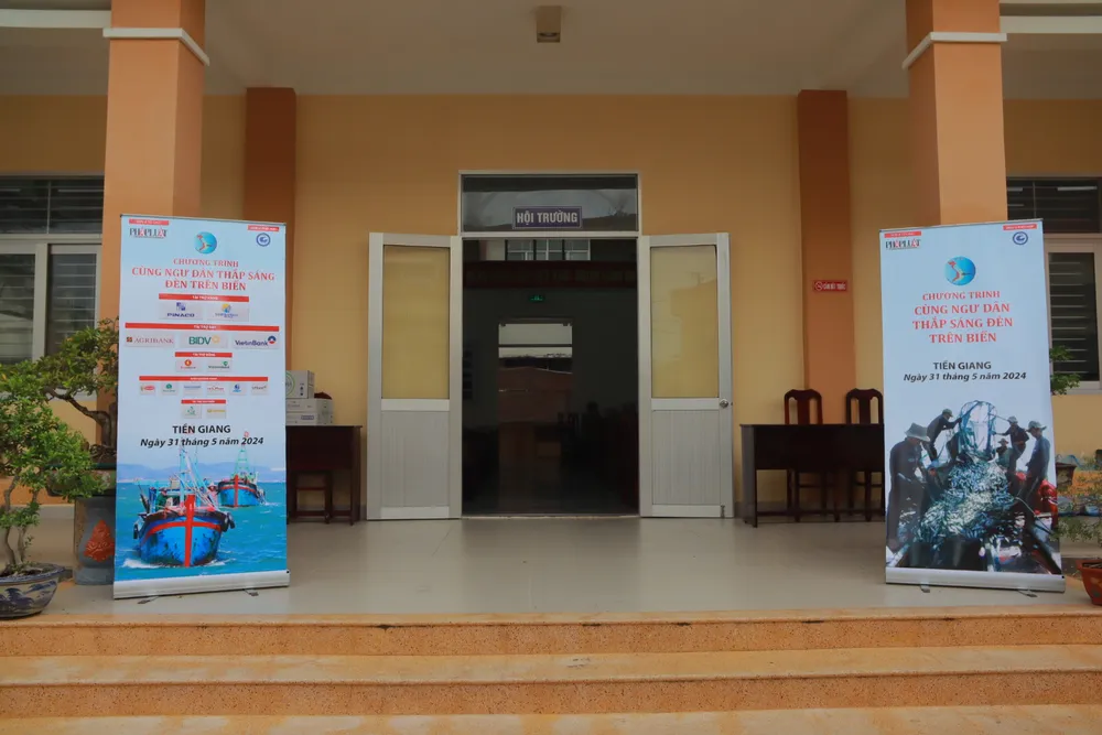 Chương trình sẽ góp phần hiệu quả trong việc nâng cao ý thức tuân thủ pháp luật của bà con ngư dân khi tham gia đánh bắt hải sản trên biển. den-tren-bien-tien giang-2.jpg
