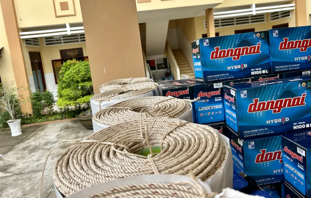 Quà gồm bình ắc quy, bóng đèn, túi thuốc, hộp combo pin Con Ó, cuộn dây thừng chuyên dụng và phiếu quà tặng trị giá 1 triệu đồng. den-tren-bien-tien-giang-6.jpg