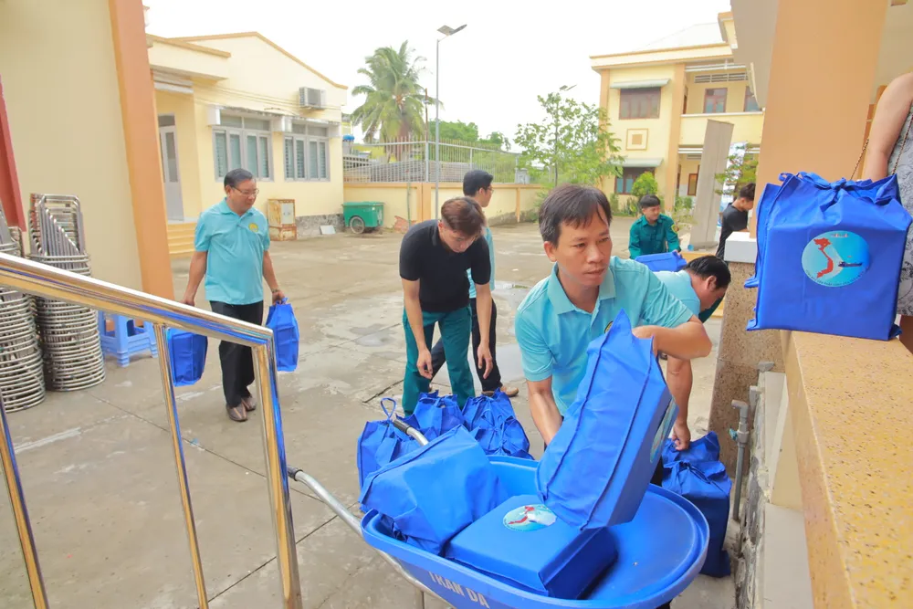 Đồng thời, Chương trình cũng dành tặng dành tặng 25 suất học bổng cho các em học sinh vượt khó, học giỏi là con em của các gia đình ngư dân. den-tren-bien-tien giang.jpg