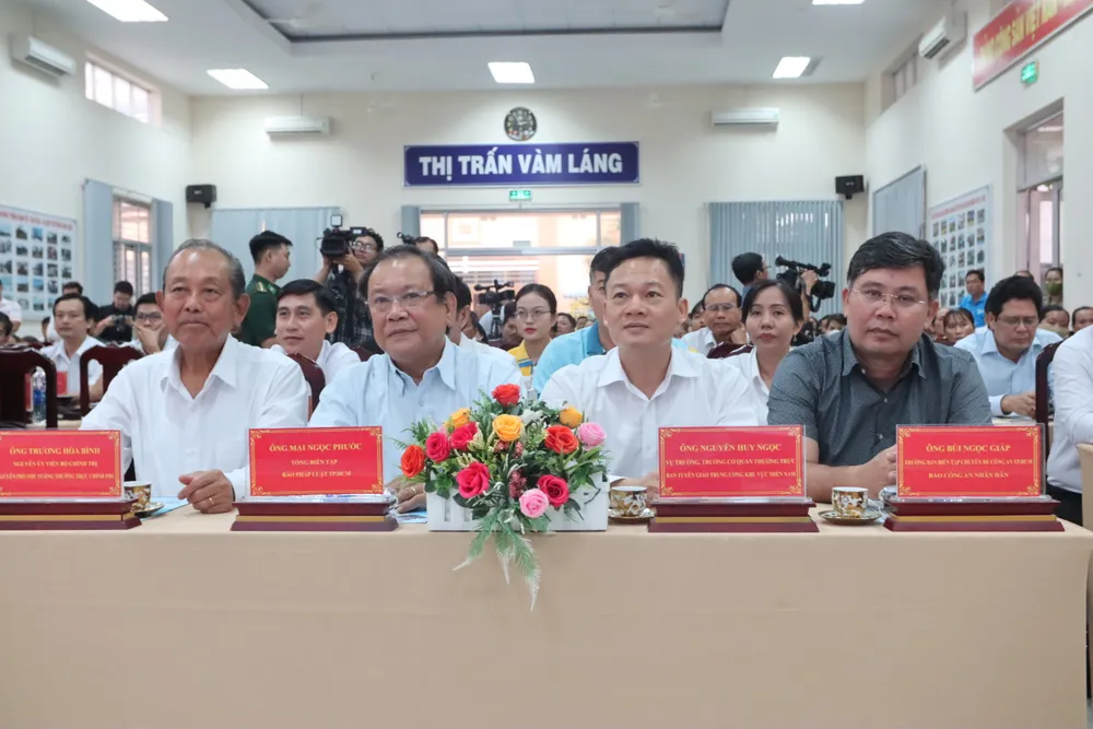 den-tren-bien-tien-giang-trao qua-1.jpg