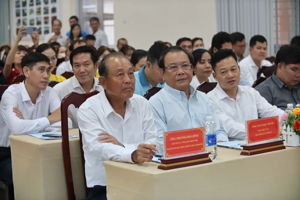 den-tren-bien-tien-giang-trao qua.jpg