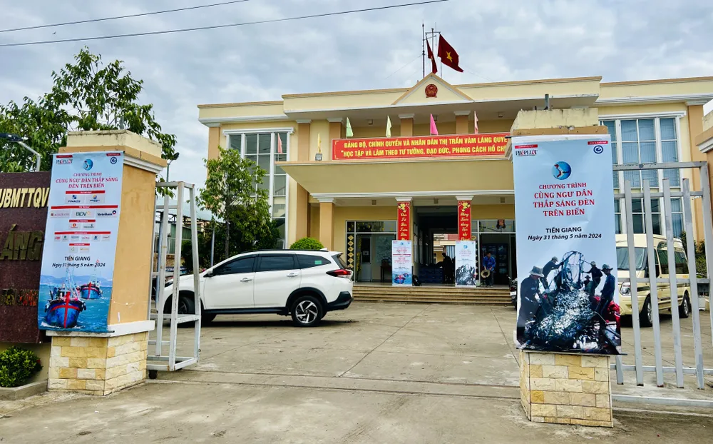 thap-sang-den-tren-bien-tien-gang.jpg