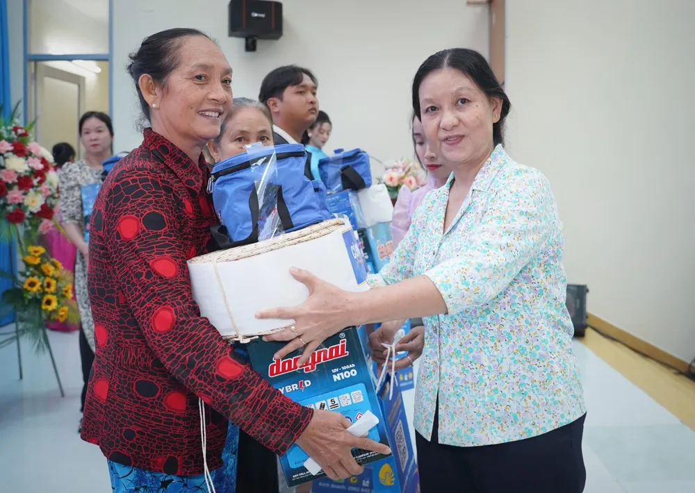 Nhận quà, nhiều ngư dân cho biết rất vui vì những món quà rất thiết thực trao-qua-tien-giang-3.jpg