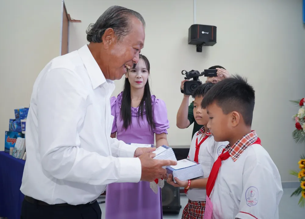 Ông Trương Hòa Bình, nguyên Ủy viên Bộ Chính trị, nguyên Phó Thủ tướng thường trực Chính phủ trao học bổng các em học sinh vượt khó, học giỏi là con em của các gia đình ngư dân trao-qua-tien-giang-9.jpg