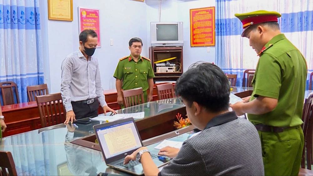 Nguyễn Văn Minh, cựu phó giám đốc ngân hàng ở tỉnh Vĩnh Long bị bắt lập khống hồ sơ, nhận hối lộ. Ảnh: CA Nguyễn Văn Minh, cựu phó giám đốc ngân hàng ở tỉnh Vĩnh Long bị bắt lập khống hồ sơ, nhận hối lộ.