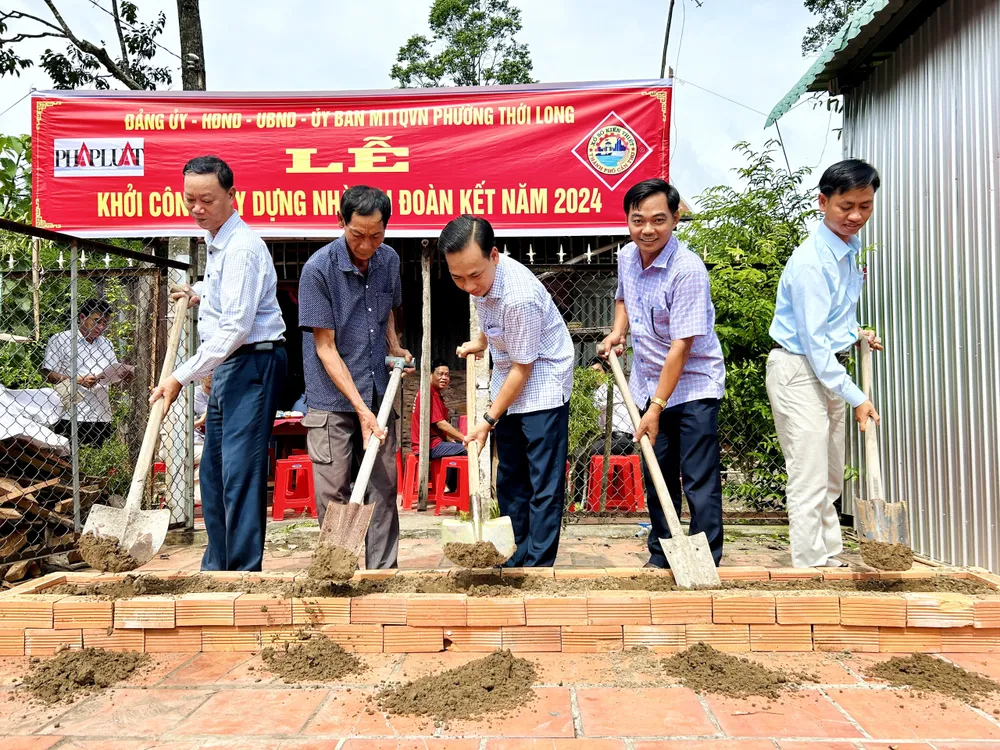 Các đại biểu thực hiện nghi thức khởi công nhà nha-dai-doan-ket-2.jpg