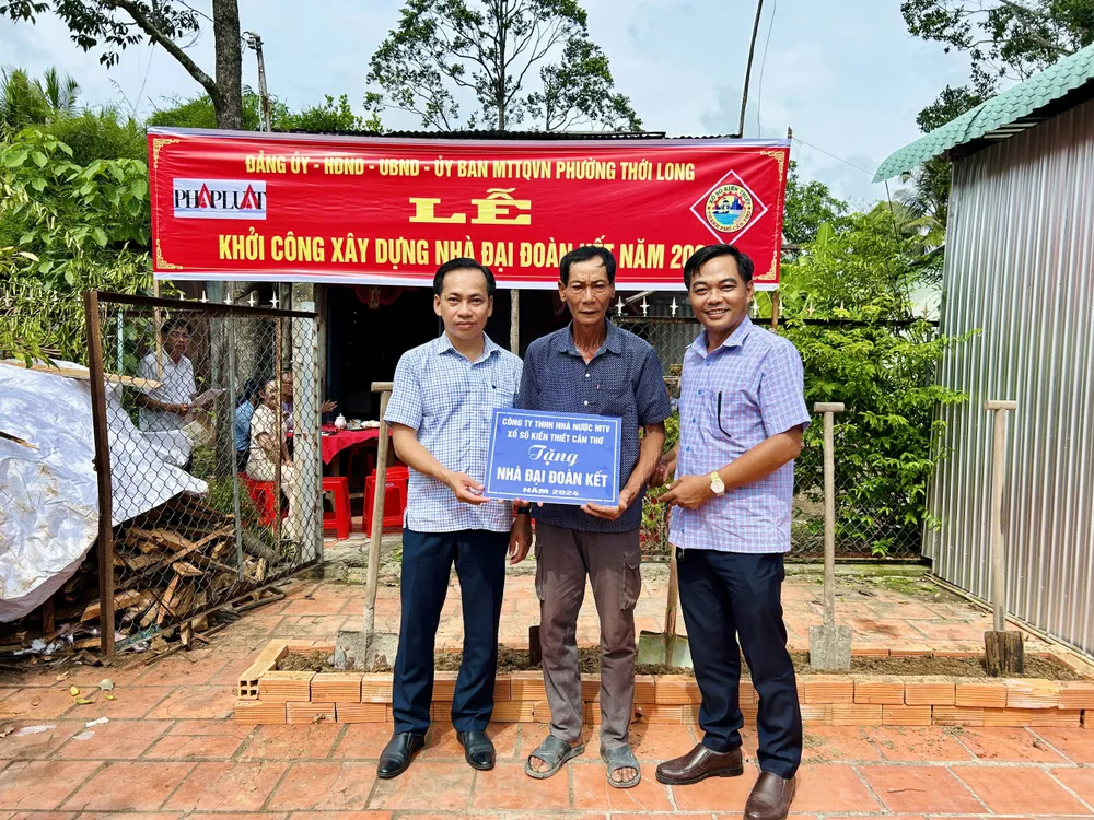 Ông Trần Ngọc Giao - Phó trưởng Văn phòng đại diện báo Pháp Luật TP.HCM tại Cần Thơ và ông Phạm Văn Hậu - Bí thư, Chủ tịch UBND phường Thới Long trao biển tượng trưng nhà đại đoàn kết cho gia đình ông Tiến bà Khoảnh nha-dai-doan-ket-3.jpg