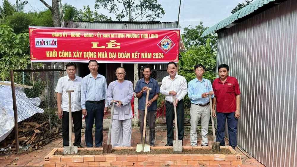Ông Trần Minh Tâm - Chủ tịch Công ty TNHH Nhà nước MTV Xổ số kiến thiết Cần Thơ (thứ 3 từ phải qua) dự lễ khởi công nhà đại đoàn kết cho hộ gia đình bà Nguyễn Thị Khoảnh. nha-dai-doan-ket.jpg