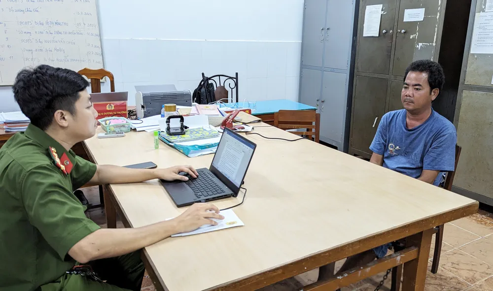 La Văn Thuận bị bắt quả tang khi vận chuyển USD qua biên giới. Ảnh: QM người đàn ông vận chuyển trái phép hơn 530 ngàn USD qua biên giới