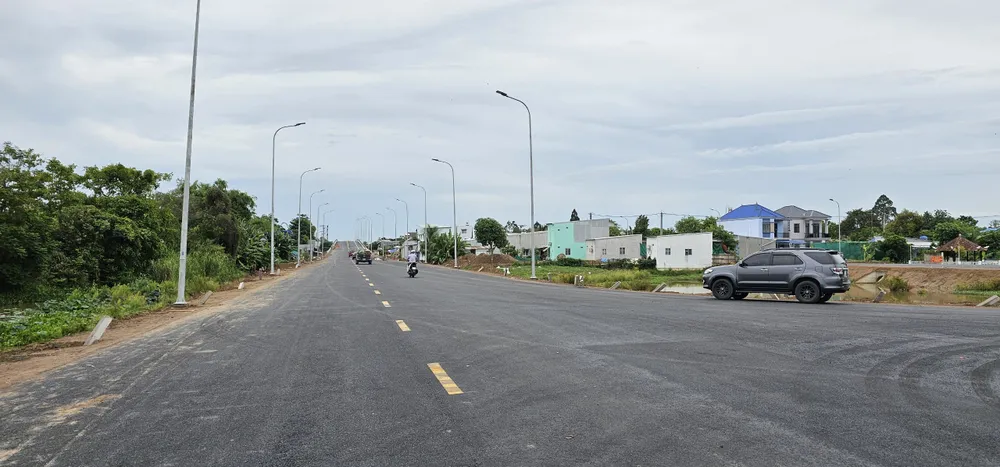 Trước đó, ngày 30-5, bờ sông Cái Sắn đoạn qua địa bàn phường Thới Thuận, quận Thốt Nốt, TP Cần Thơ đã xảy ra vụ sạt lở ảnh hưởng đến tuyến Quốc lộ 80. Để đảm bảo giao thông thông suốt, và an toàn người dân, ngay sau khi sự việc xảy ra Ban Quản lý dự án Mỹ Thuận đã phối hợp với các cơ quan chức năng tiến hành phân luồng giao thông cho xe chạy trên tuyến tránh TP Long Xuyên tuyen-tranh-tp-long-xuyen-8.jpg