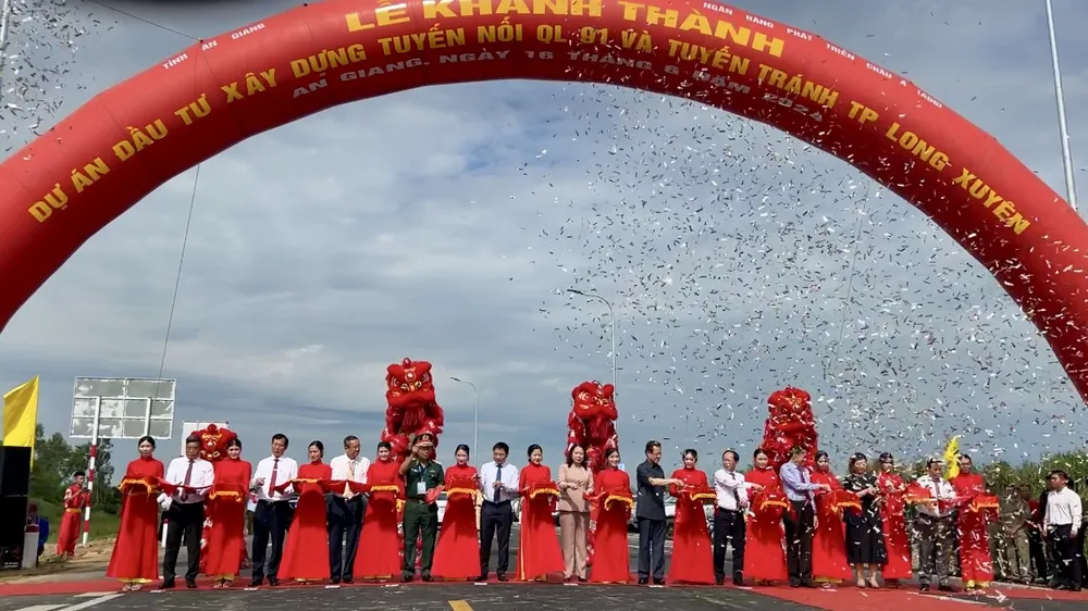 Các đại biểu cắt băng khánh thành tuyến nối quốc lộ 91 và tuyến tránh TP Long Xuyên khanh-thanh-tuyen-tranh-tp-logn-xuyen.jpeg