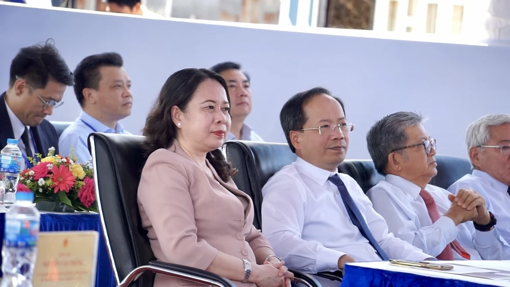 Phó Chủ tịch nước Võ Thị Ánh Xuân cùng các đại biểu dự lễ khánh thành dự án tuyến nối quốc lộ 91 và tuyến tránh TP Long Xuyên khanh-thanh-tuyen-tranh-tp-long-xuyen-5-4.jpg