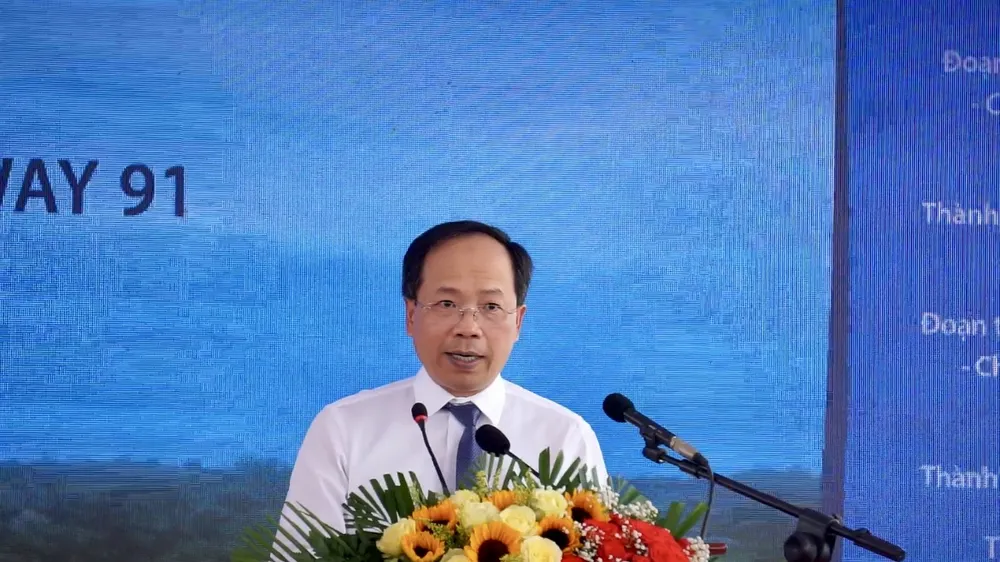 Thứ trưởng Bộ GTVT Nguyễn Duy Lâm khanh-thanh-tuyen-tranh-tp-long-xuyen-Lam.jpg