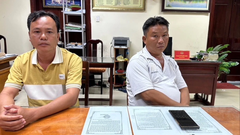 Hai bị can khai thác cát trái phép. Ảnh: CACC Cả hai bị can đã có hành vi khai thác cát trái phép với khối lượng trên 12.000 m3