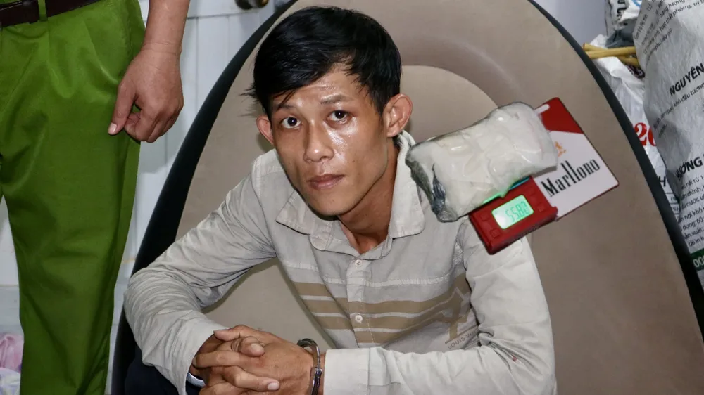 Nguyễn Quốc Huy bị bắt với cáo buộc tàng trữ trái phép ma túy. Tàng trữ trái phép ma túy