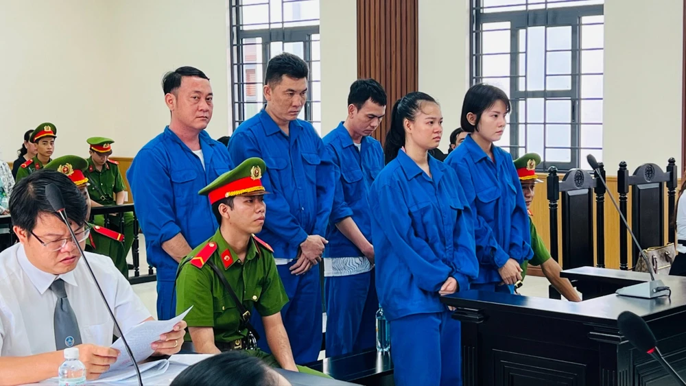 Cựu phó công an xã và cựu kế toán UBND xã cùng lãnh án tù vì tổ chức sử dụng ma túy trong quán karaoke. Ảnh: HD Cựu phó công an xã lãnh án tù vì tổ chức sử dụng ma tuý