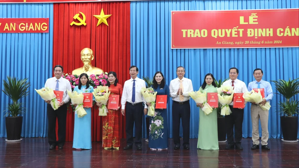 Phó Bí thư Thường trực Tỉnh ủy, Chủ tịch HĐND tỉnh An Giang Lê Văn Nưng và Phó Chủ tịch UBND tỉnh An Giang Lê Văn Phước trao quyết định về công tác cán bộ. Ảnh: HD An Giang: Chánh Văn phòng Tỉnh ủy làm Bí thư Thành ủy Long Xuyên