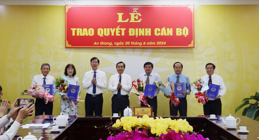 Phó Chủ tịch UBND tỉnh An Giang Lê Văn Phước trao quyết định về công tác cán bộ chanh-van-phong-an-giang
