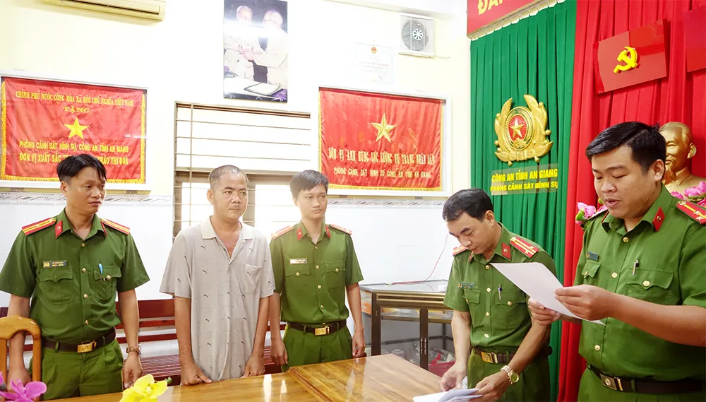 La Văn Thuận bị bắt quả tang khi chuyển trái phép tiền tệ qua Campuchia vân-chuyen-trai-phep-tien-te-1.jpg