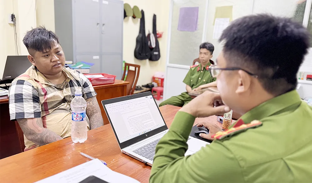 Lê Hồng Trọng đã dùng hung khí tấn công công an để giải vây cho anh trai là tội phạm bị truy nã. Ảnh: CACC tan-cong-cong-an-1.jpg