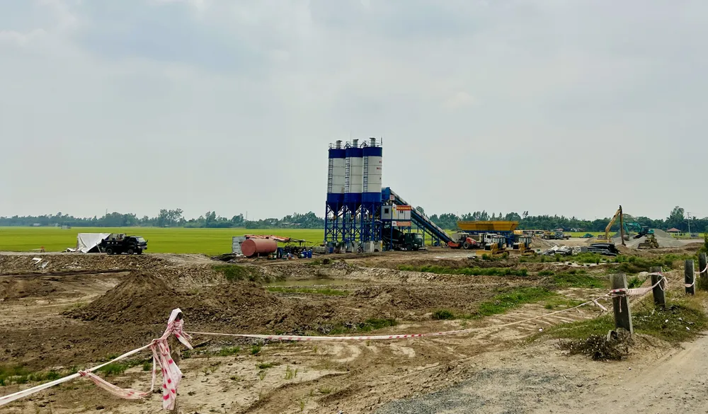 Công trình thi công dự án cao tốc Châu Đốc – Cần Thơ – Sóc Trăng đoạn qua địa bàn tỉnh An Giang. Ảnh: HD cao-toc-chau-doc-1.jpg