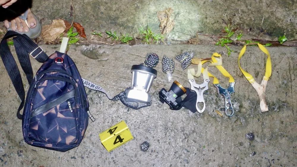 Dụng cụ 2 thiếu niên dùng bắn vỡ kính xe khách trên cao tốc Mỹ Thuận - Cần Thơ