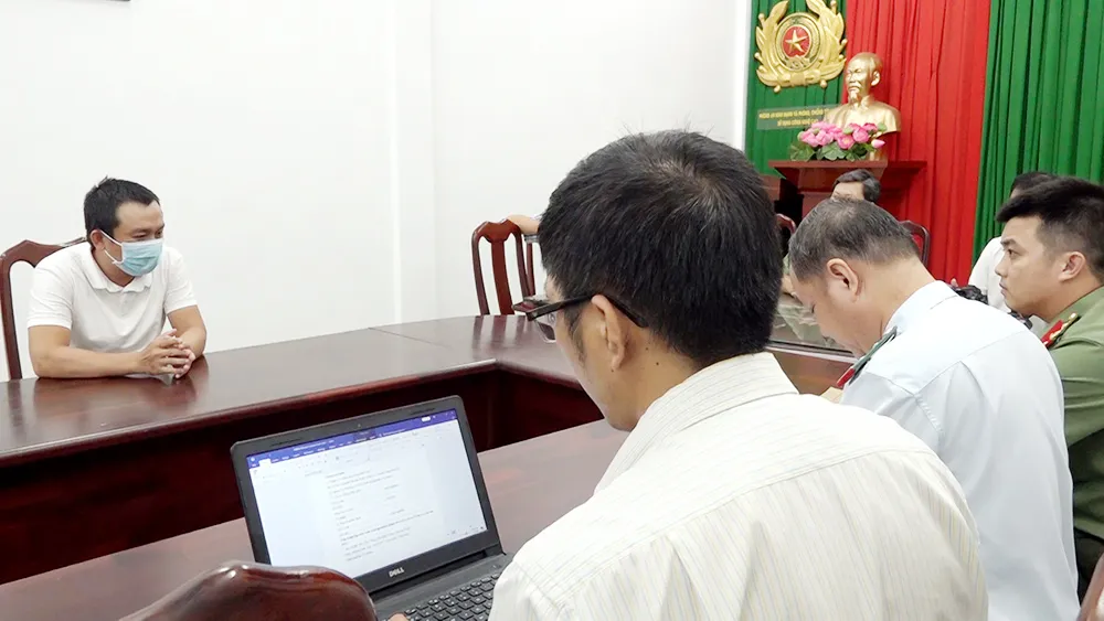 Lực lượng chức năng mời làm việc và xử phạt hành chính 2 người đăng tải các video bịa đặt, sai sự thật về việc xuất hiện tảng đá có hình người, giống hiện thân của ông Thích Minh Tuệ. Ảnh: CA bia-dat-thich-minh-tue-1.jpeg