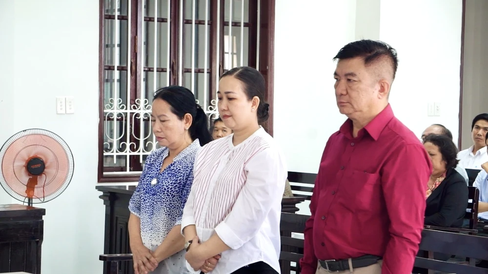 Các bị cáo là cựu cán bộ Bệnh viện đa khoa tỉnh Vĩnh Long bị xét xử vì nhận tiền "cảm ơn" của Công ty Việt Á. Ảnh: HD Benh-vien-da-kho-vinh-long-viet-a.jpeg