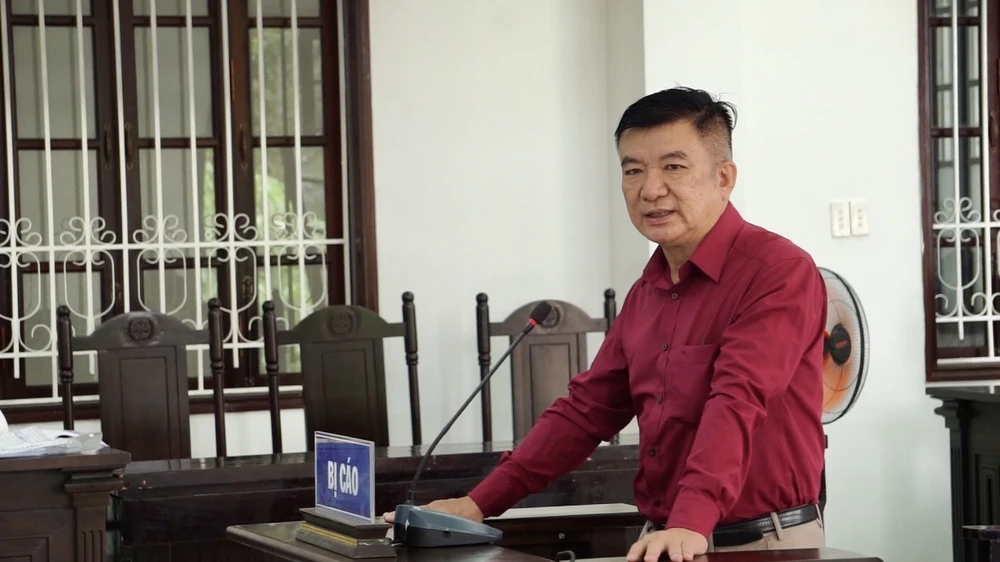Bị cáo Đoàn Văn Hùng, cựu giám đốc Bệnh viện đa khoa tỉnh Vĩnh Long. Ảnh: HẢI DƯƠNG Benh-vien-da-kho-vinh-long-viet-a.jpeg