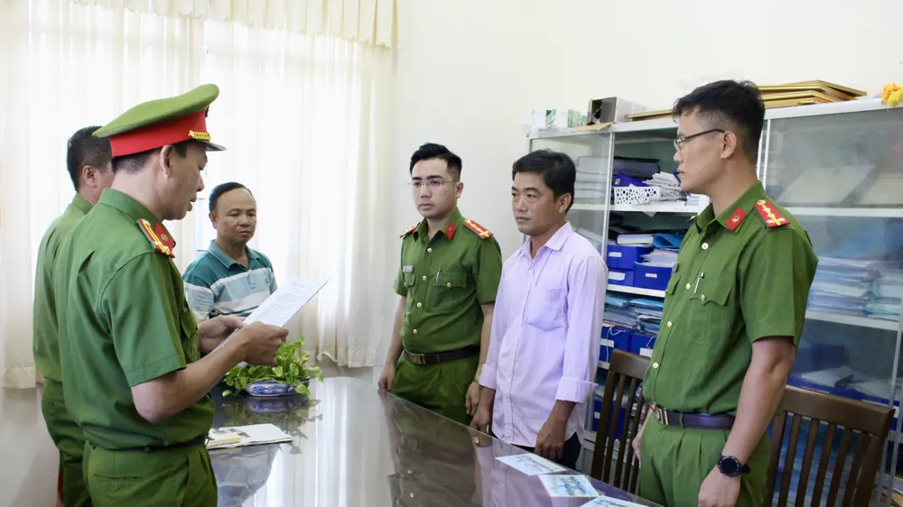 Công an thi hành lệnh bắt tạm giam bị can Lâm Tấn Phát vì tội tham ô tài sản Công an thi hành lệnh bắt tạm giam bị can Lâm Tấn Phát vì tội tham ô tài sản