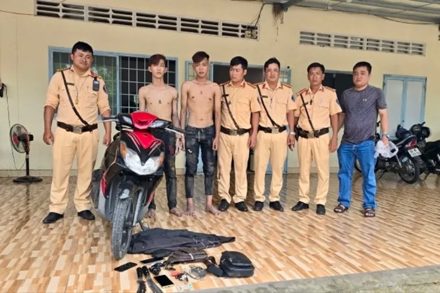 Lực lượng Công an tỉnh Đồng Tháp vây bắt ba kẻ có súng. cuop-co-sung-2.jpg