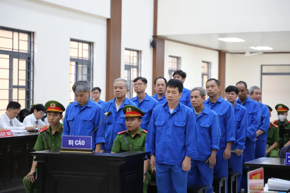 Các bị cáo tại toà tham-o-tai-san-cho-moi-3.jpg