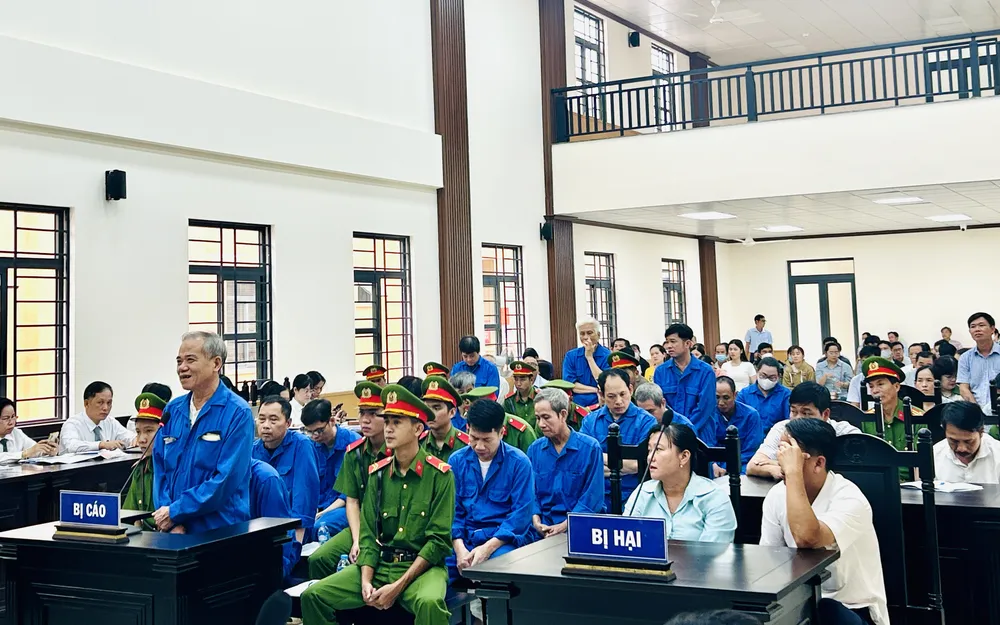 Các bị cáo trong vụ rút ruột ngân sách đi chúc Tết ở huyện Chợ Mới, An Giang. Ảnh: HD Viện kiểm sát đề nghị án rút ruột ngân sách đi chúc Tết ở huyện Chợ Mới