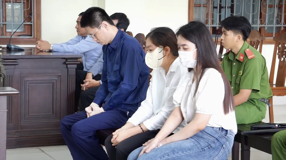 Các bị cáo trong vụ vụ tham ô tài sản tại Cần Thơ liên quan Công ty Việt Á. Ảnh: HD Bất ngờ tại phiên tòa vụ tham ô tài sản tại Cần Thơ liên quan Công ty Việt Á