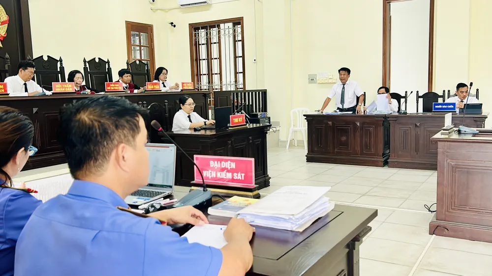 Luật sư bào chữa cho bị cáo tranh luận với đại diện VKS cong-ty-viet-a-can-tho-tranh-luan.jpg