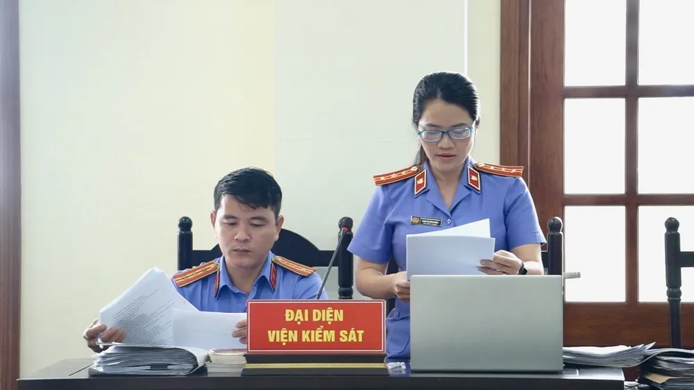 Đại diện VKS trình bày quan điểm luận tội và đề nghị mức án đối với từng bị cáo cong-ty-viet-a-can-tho-tranh-luan-vks.jpg