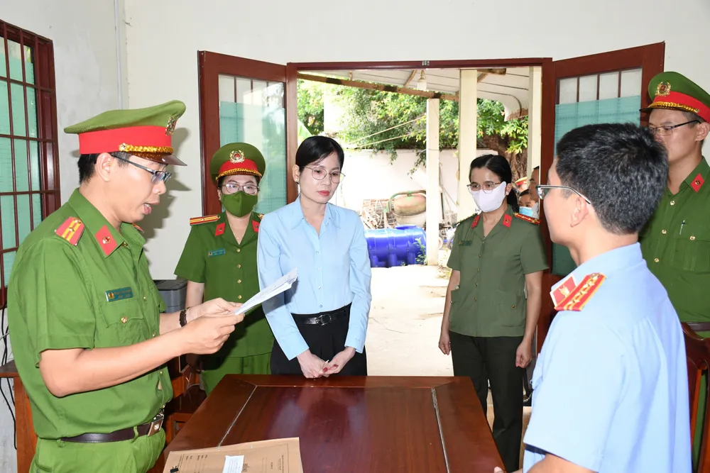 Công an thi hành lệnh bắt tạm giam Trần Thị Hồng (nguyên giám đốc Quỹ Tín dụng nhân dân Đại An) can-bo-quy-tin-dung-tra-vinh-hong.jpg