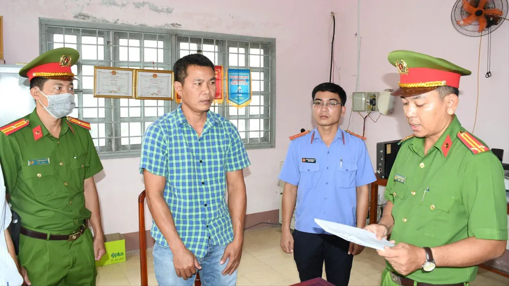 Nguyên cán bộ quỹ tín dụng Tăng Vinh Quang cùng bị khởi tố về tội tội vi phạm quy định về hoạt động ngân hàng. Ảnh: HG can-bo-quy-tin-dung-tra-vinhjpg.jpg