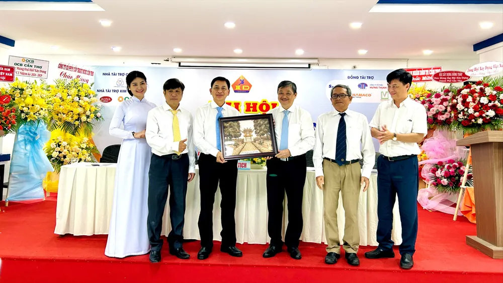 TS. Đặng Việt Dũng, Chủ tịch Tổng hội Xây dựng Việt Nam tặng quà cho Hội Xây dựng TP Cần Thơ hoi-xay-dung-tp-can-tho-1.jpg