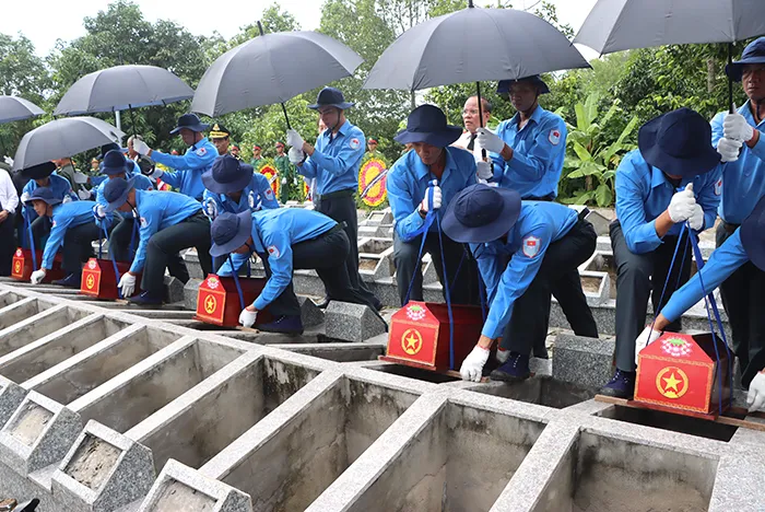 97 bộ hài cốt liệt sĩ quân tình nguyện được hồi hương và an táng tại Nghĩa trang liệt sĩ Tam Nông, tỉnh Đồng Tháp Đồng Tháp an táng 97 bộ hài cốt liệt sĩ quân tình nguyện