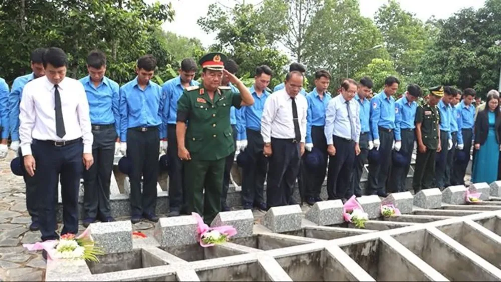 Các đại biểu đã trang nghiêm dành phút mặc niệm để tri ân sâu sắc những công lao cống hiến to lớn của các anh hùng liệt sĩ Đồng Tháp an táng 97 bộ hài cốt liệt sĩ quân tình nguyện
