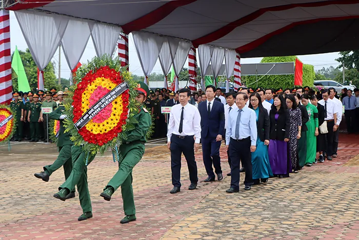 Lãnh đạo tỉnh Đồng Tháp dâng hoa, dâng hương tưởng niệm các anh hùng liệt sĩ đã hi sinh Đồng Tháp an táng 97 bộ hài cốt liệt sĩ quân tình nguyện
