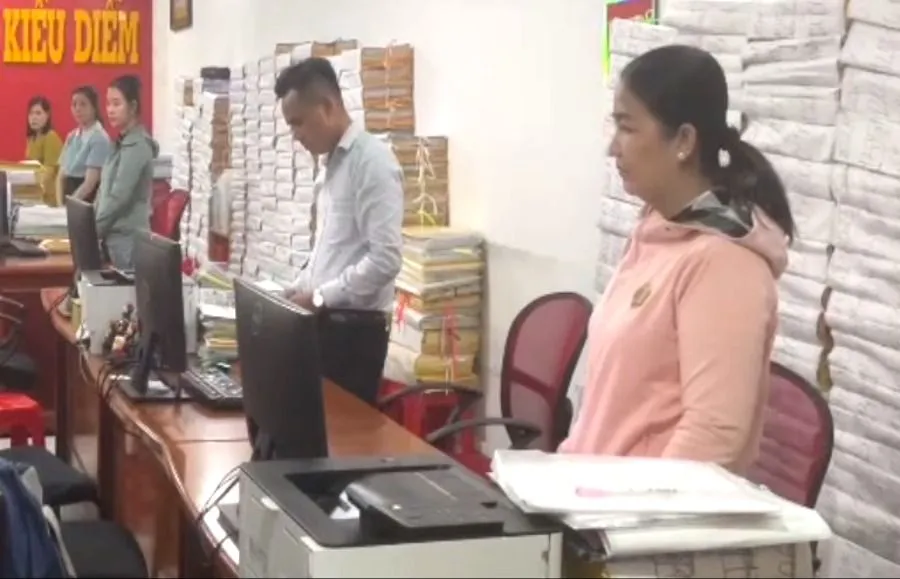 Giám đốc văn phòng công chứng Cao Thị Kiều Diễm ở Cà Mau bị bắt vì chứng thực hợp đồng khống. Ảnh: TV 1 giám đốc văn phòng công chứng ở Cà Mau bị bắt