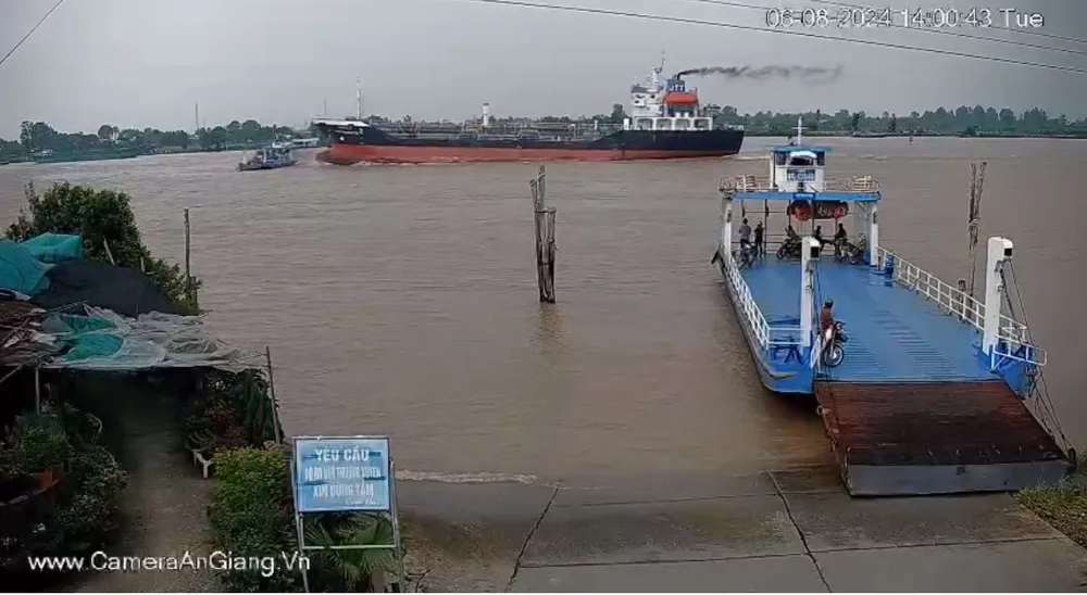 Tàu chở hàng va chạm phà ở sông Vàm Nao Tàu chở hàng va chạm phà ở sông Vàm Nao