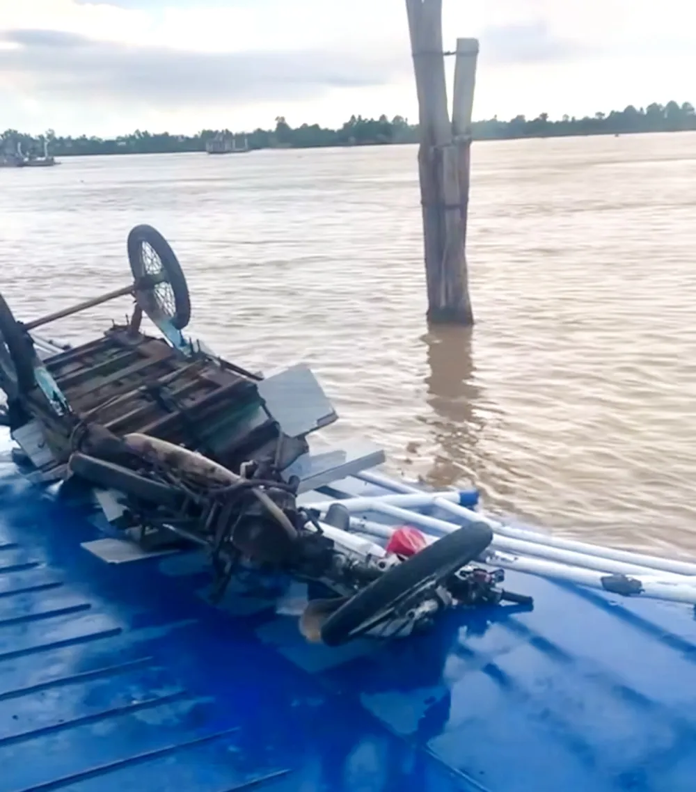 Chiếc phà bị gãy lan can, xe ba gác bị hư hỏng nhẹ Chiếc phà bị gãy lan can, xe ba gác bị hư hỏng nhẹ