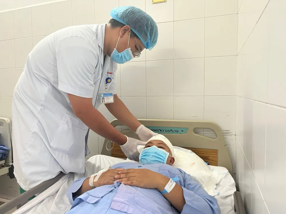 Sức khoẻ bệnh nhân đã ổn định và có thể xuất viện trong vài ngày tới keo-dam-xuyen-so-dieu-tri.jpg