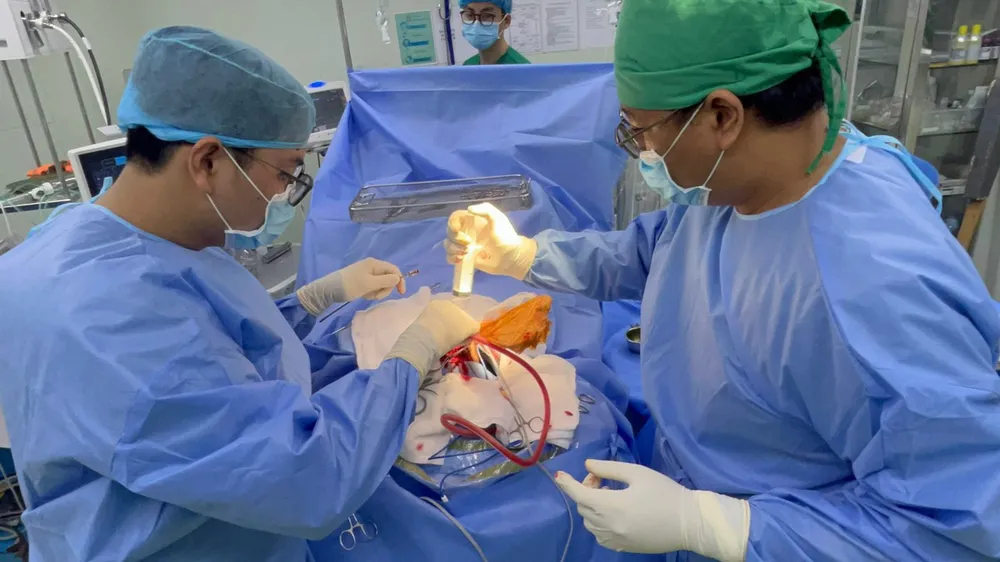 Ê kíp bác sĩ phẫu thuật cấp cứu lấy mũi kéo ra keo-dam-xuyen-so-phau-thuat.jpg