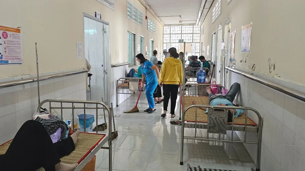 Các công nhân nghi bị ngộ độc thực phẩm đang điều trị tại bệnh viện bua-an-cong-doan-ngo-doc-thuc-pham.jpg