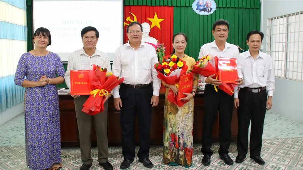 Chủ tịch UBND tỉnh Trà Vinh Trà Vinh Lê Văn Hẳn chúc mừng các đồng chí nhận nhiệm vụ mới. Ảnh: TRÚC PHƯƠNG giam-doc-so-noi-vu-tra-vinh.jpg